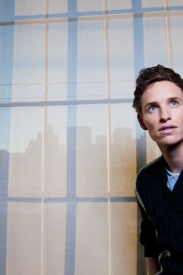 Актер Эдди Редмэйн в черном свитере