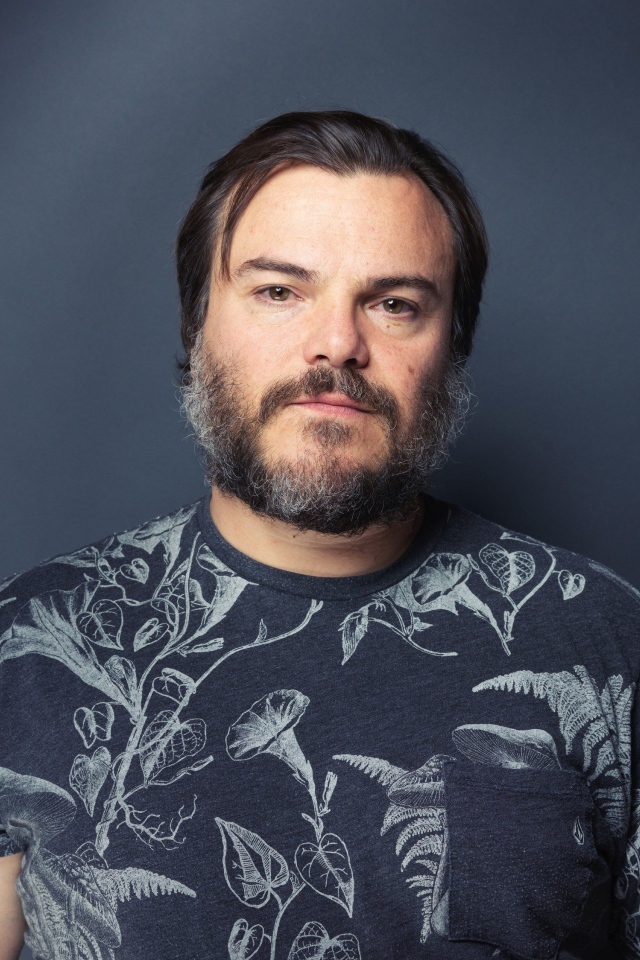 Актер Джек Блэк на сером фоне