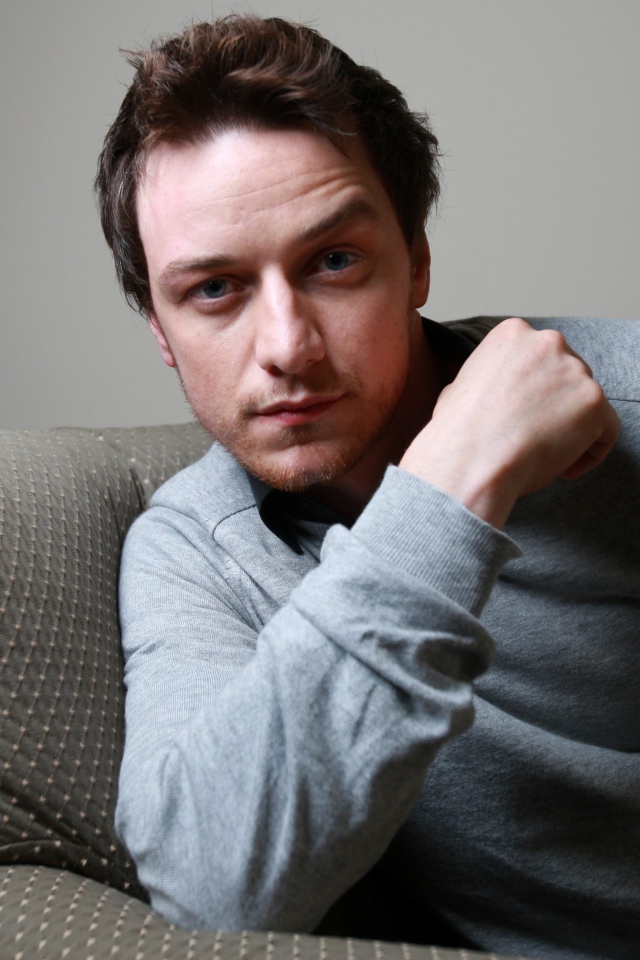 Актер Джеймс МакЭвой лежит на диване