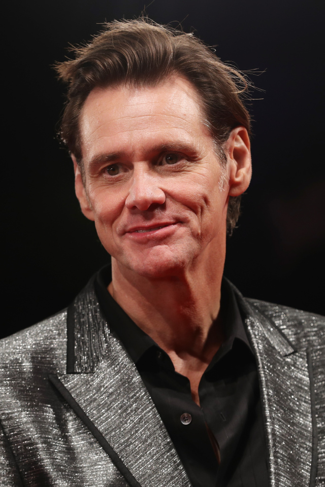 Актер Джим Керри в блестящем костюме