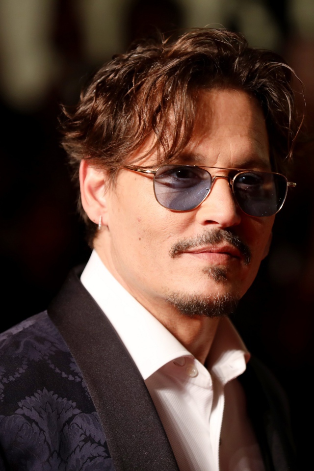 Актер Джонни Депп в черных очках 