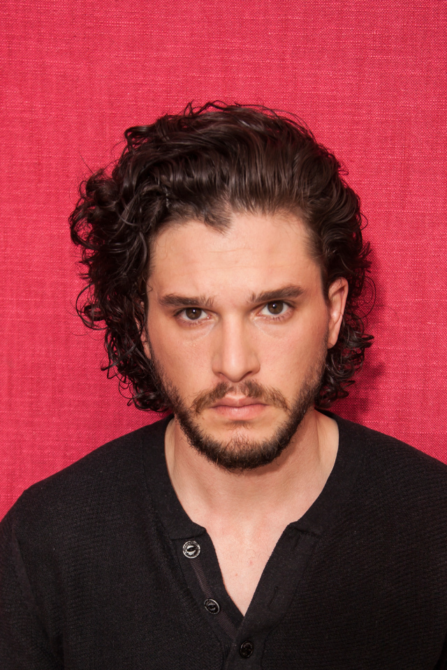 Актер  Кит Харингтон на розовом фоне