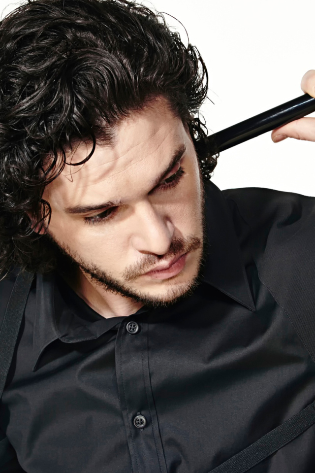 Актер  Кит Харингтон с тростью в руке