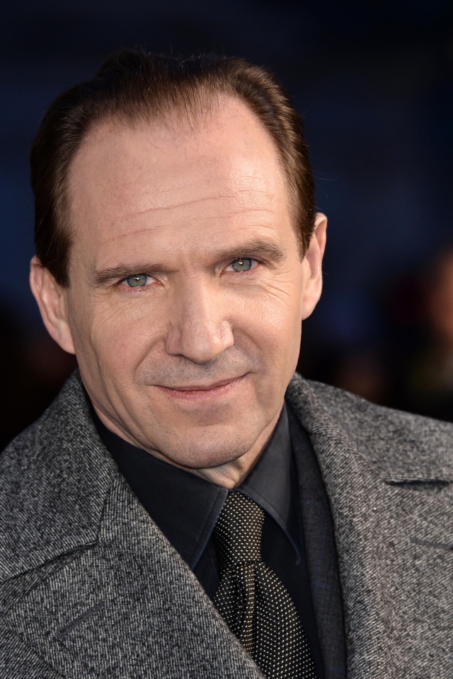 Актер Рэйф Файнс в сером пальто