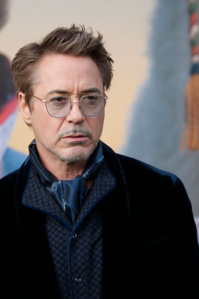 Актер Роберт Дауни-младший в очках