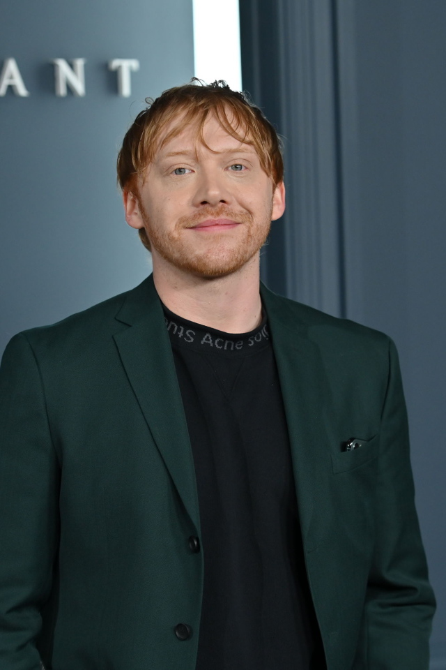 Актер Руперт Гринт на сером фоне