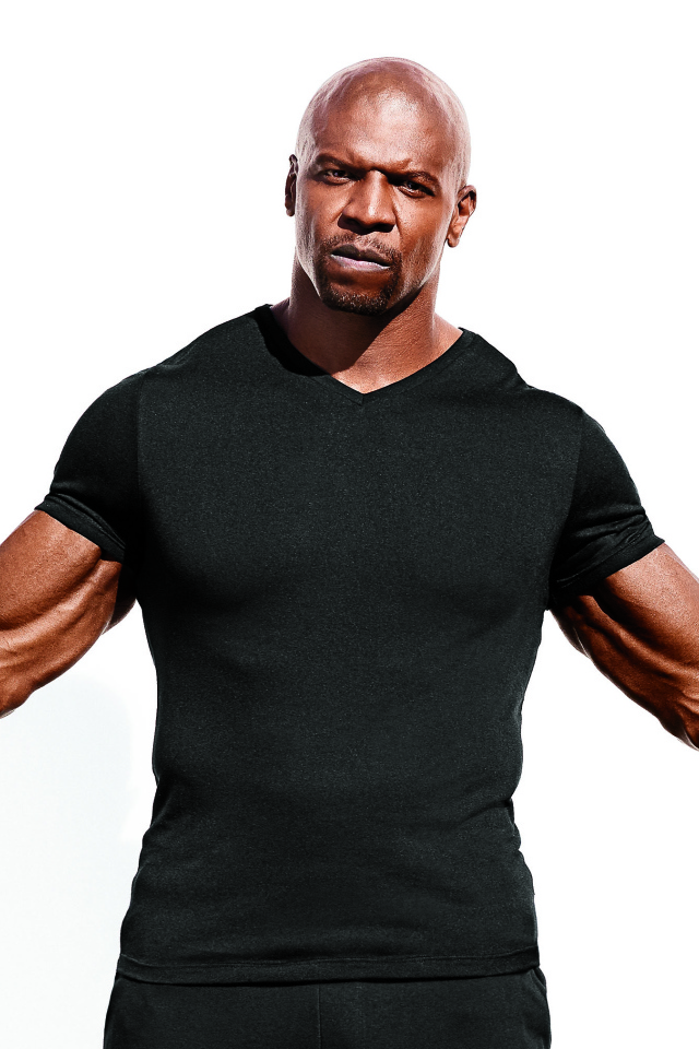 Актер Терри Крюс в черной футболке на белом фоне