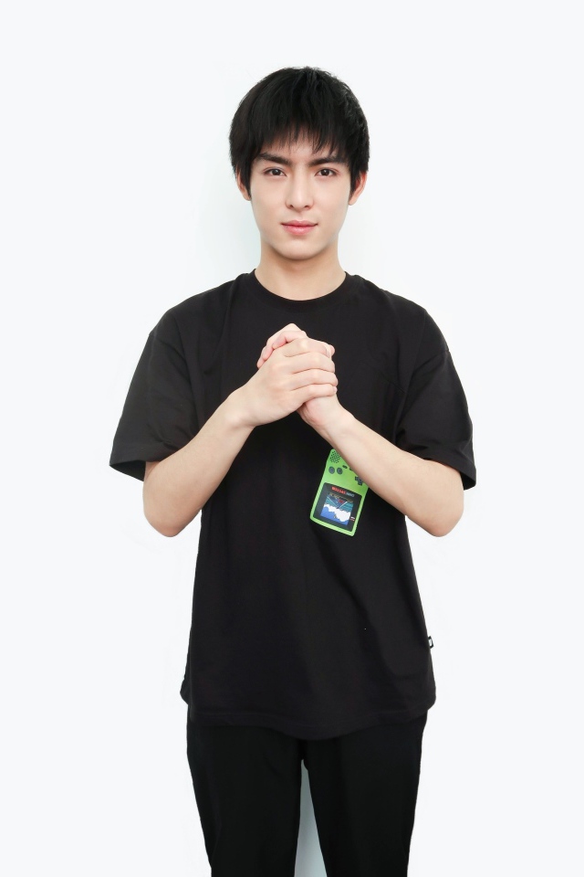 Актер Ван Хао Сюань на белом фоне