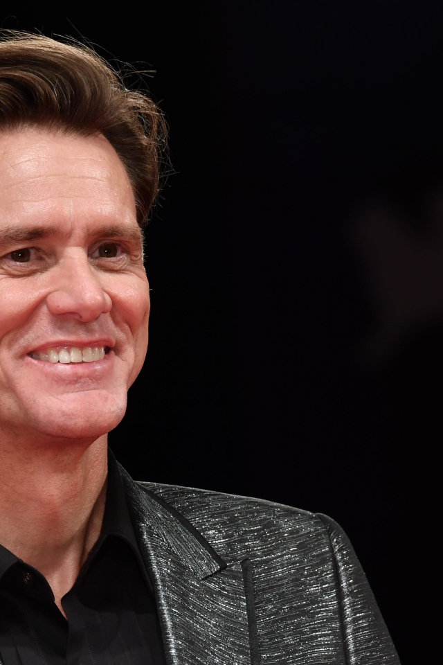 Американский актер Джим Керри улыбается