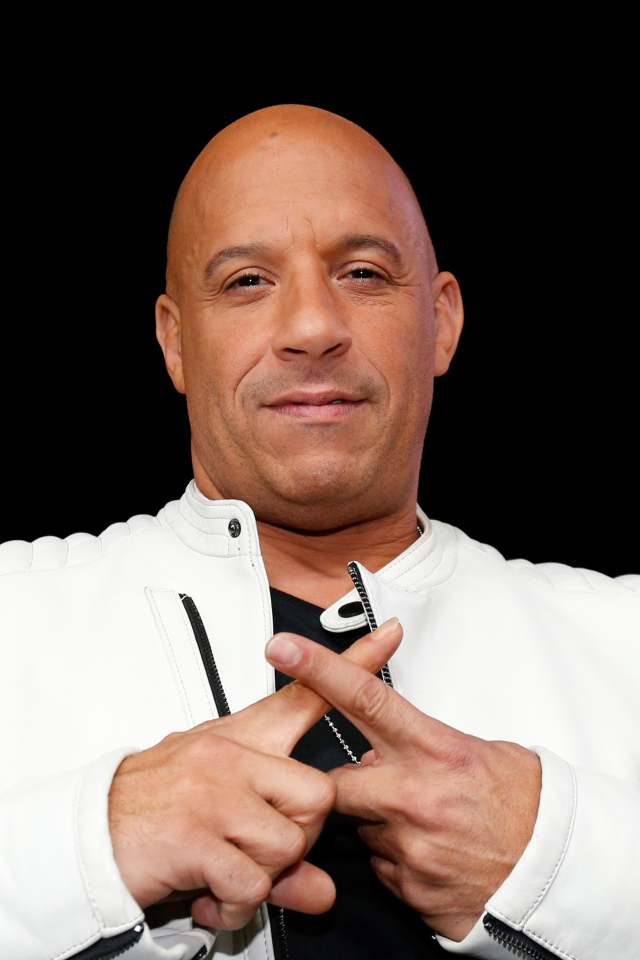 Американский актер Вин Дизель в белой куртке