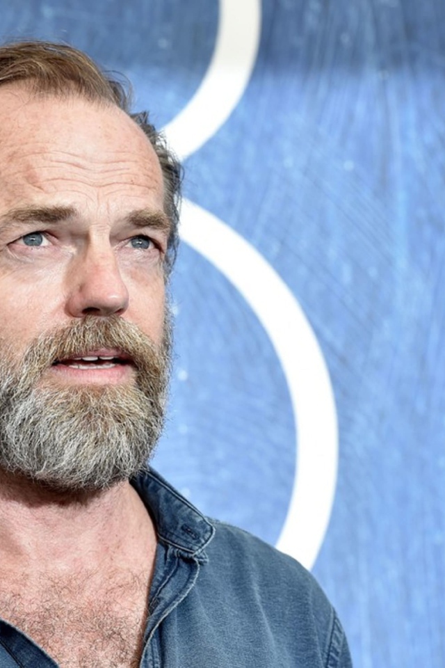 Бородатый мужчина, актер Хьюго Уивинг