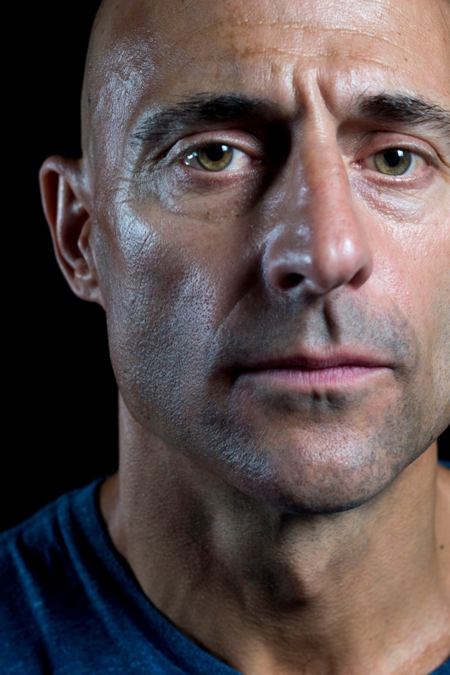 Британский актер Марк Стронг на черном фоне