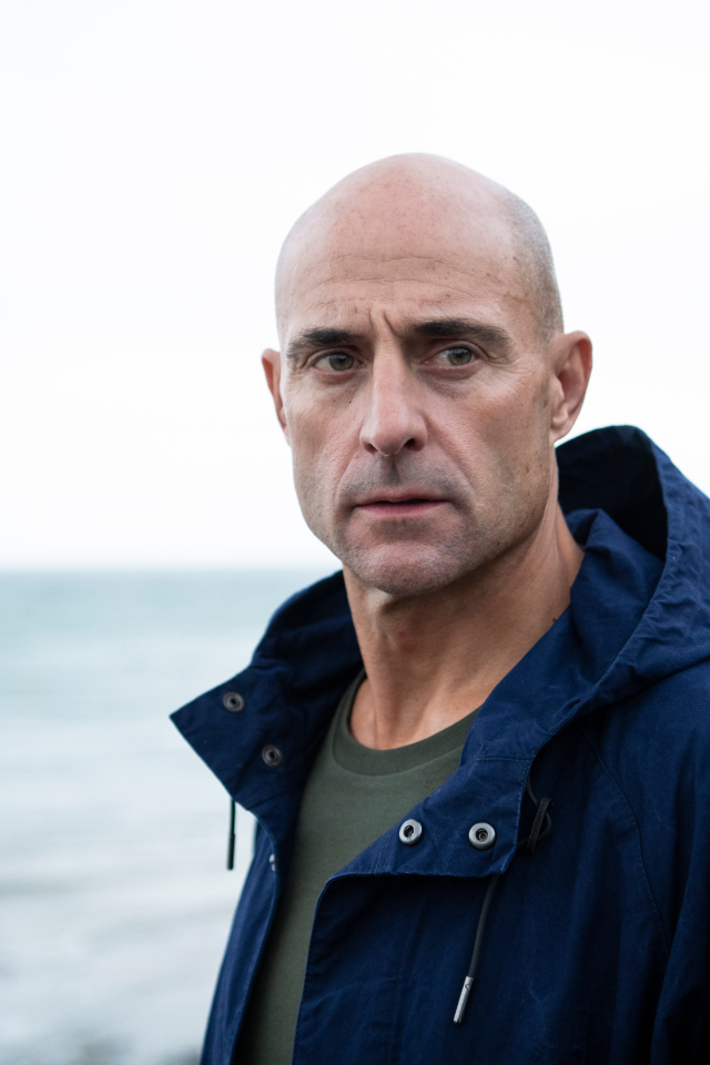 Брутальный актер Марк Стронг у моря