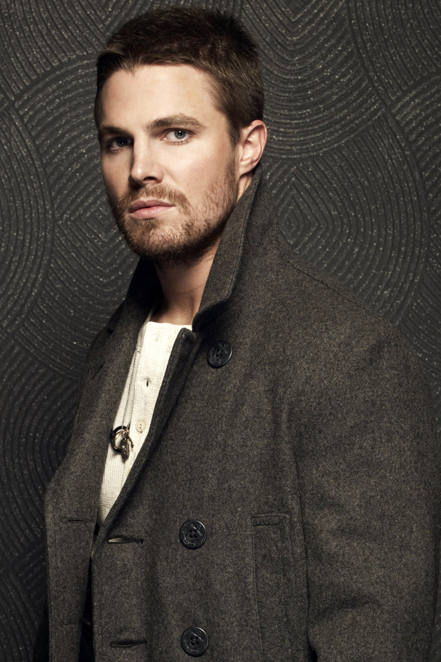 Канадский актер Стивен Амелл в пальто