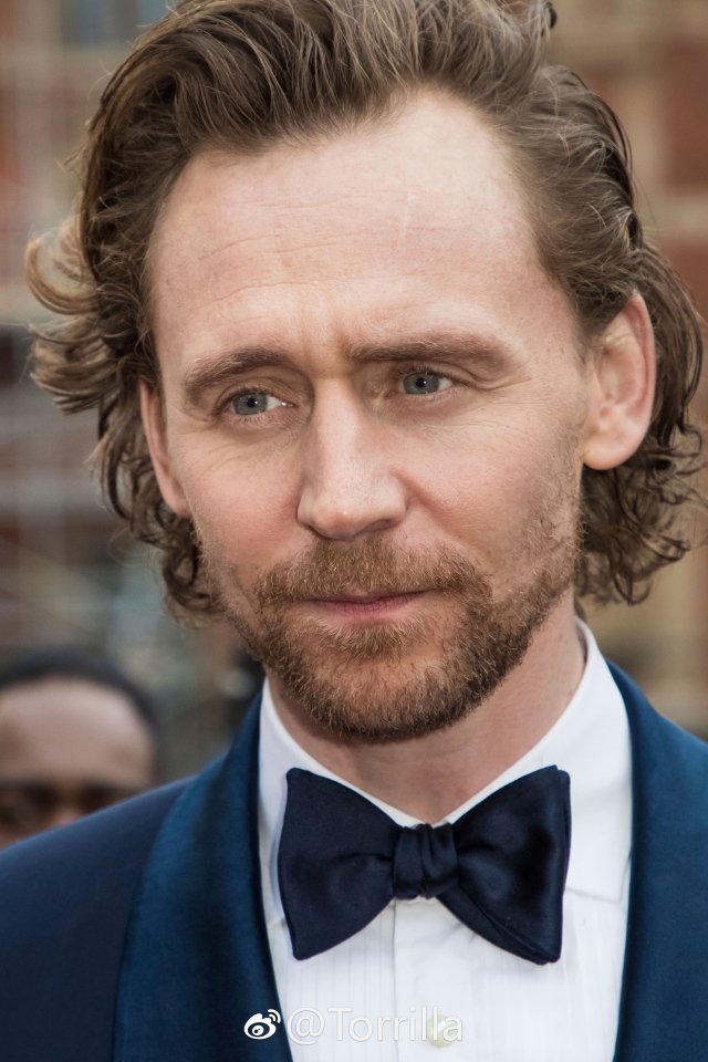 Английский актер Том Хиддлстон в костюме