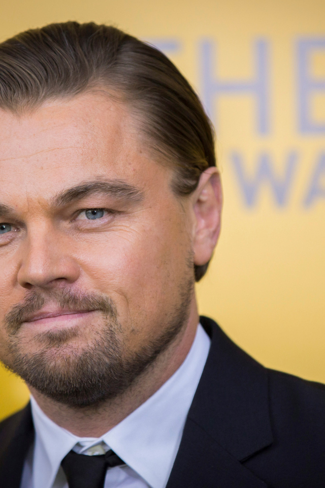 Красивый актер Леонардо Ди Каприо в смокинге