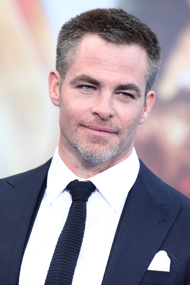 Красивый голубоглазый актер Крис Пайн в костюме