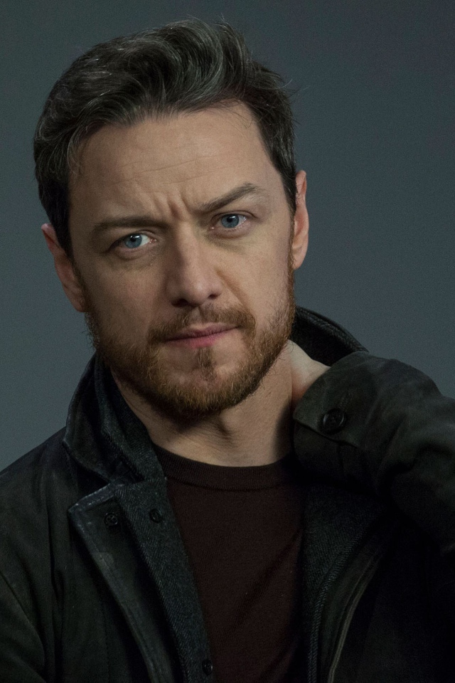 Красивый мужчина, актер Джеймс МакЭвой на сером фоне