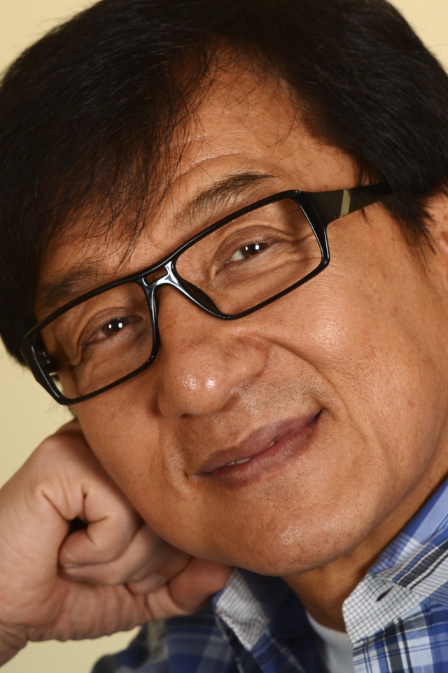 Легендарный актер Джеки Чан в очках