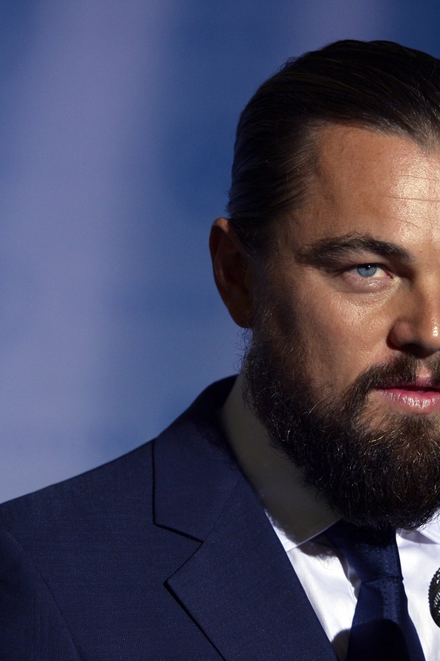 Легендарный актер Леонардо Ди Каприо с микрофоном