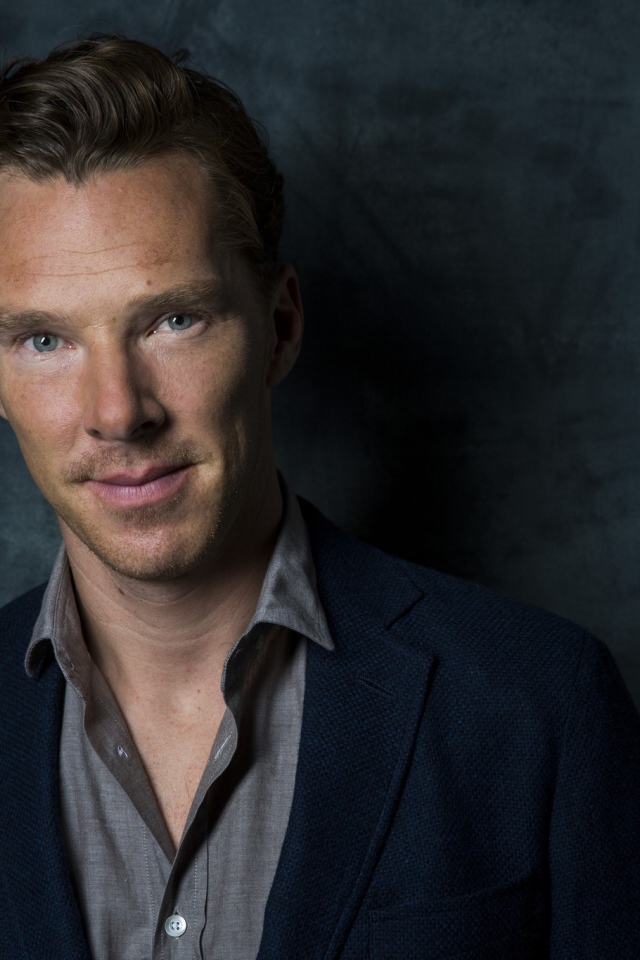 Популярный актер Бенедикт Камбербэтч у стены