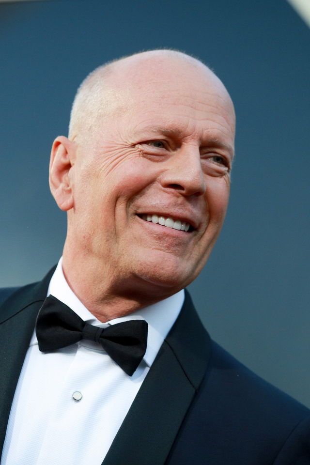 Популярный актер Брюс Уиллис в смокинге