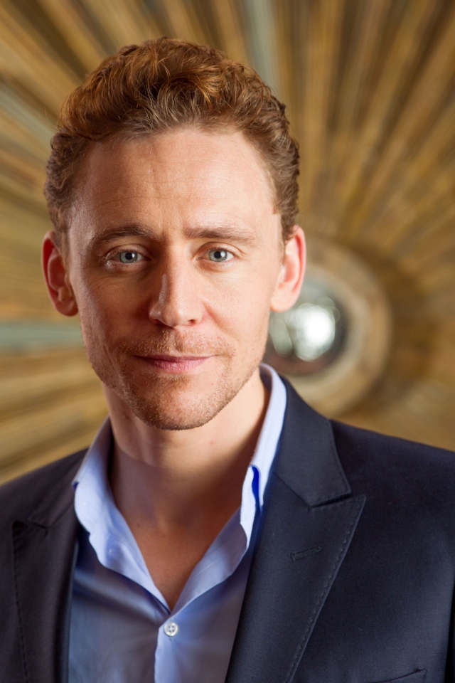 Популярный актер Том Хиддлстон в костюме