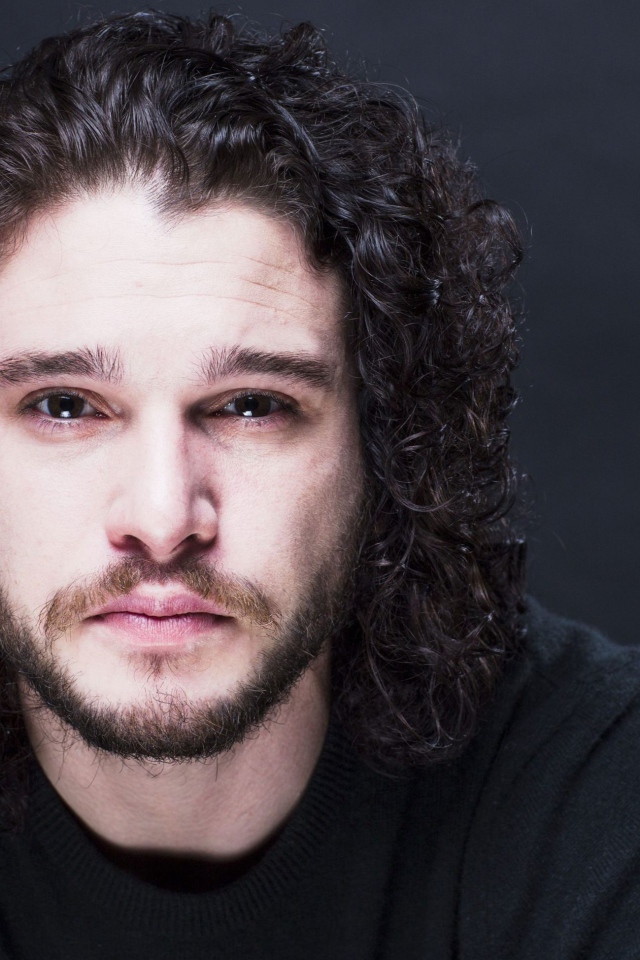 Грустный  Кит Харингтон на сером фоне