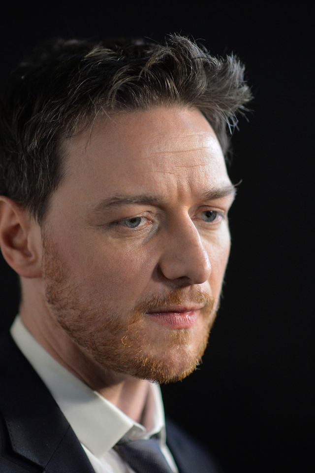 Грустный актер Джеймс МакЭвой на черном фоне