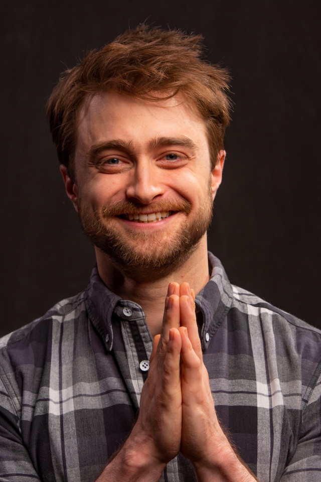 Улыбающийся мужчина, актер Дэниел Рэдклифф