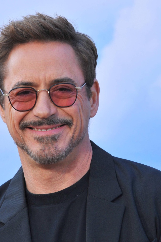 Улыбающийся мужчина, актер Роберт Дауни-младший