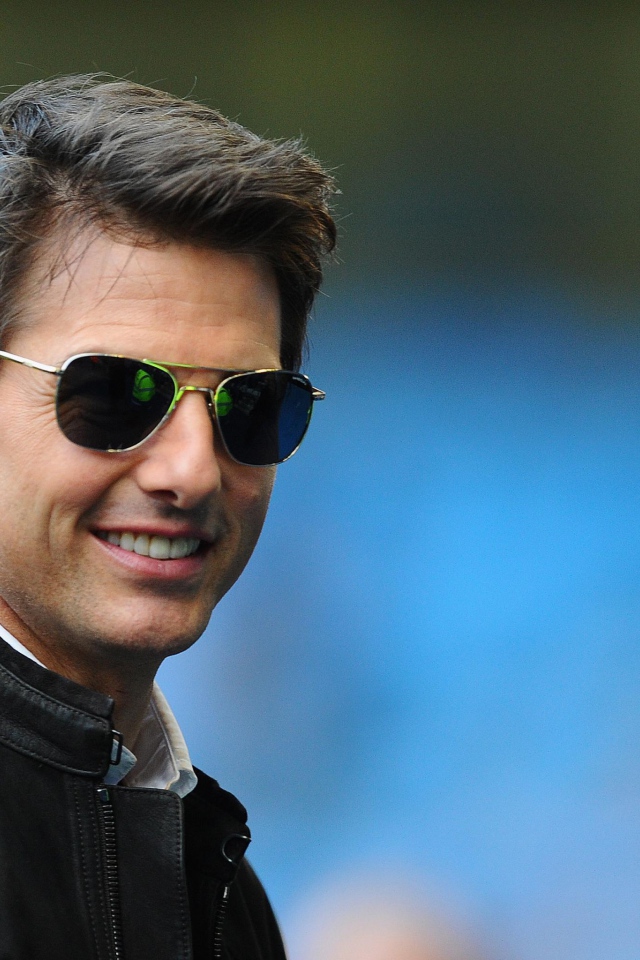 Улыбающийся Том Круз в очках