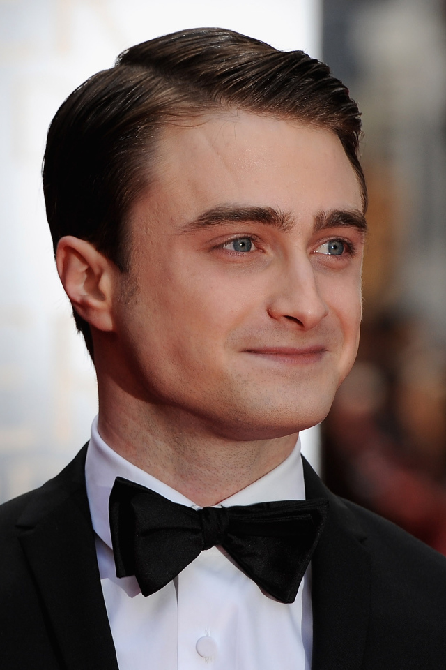 Стильный молодой Дэниел Рэдклифф в костюме