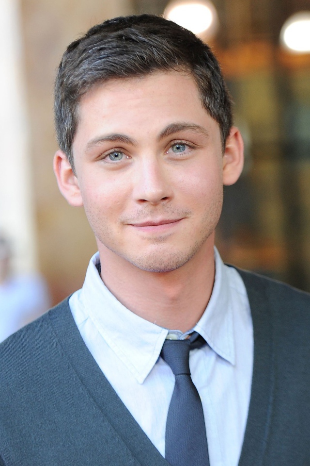 Молодой голубоглазый мужчина актер Логан Лерман