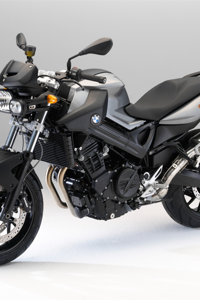 Большой черный мотоцикл BMW F 800 R на сером фоне