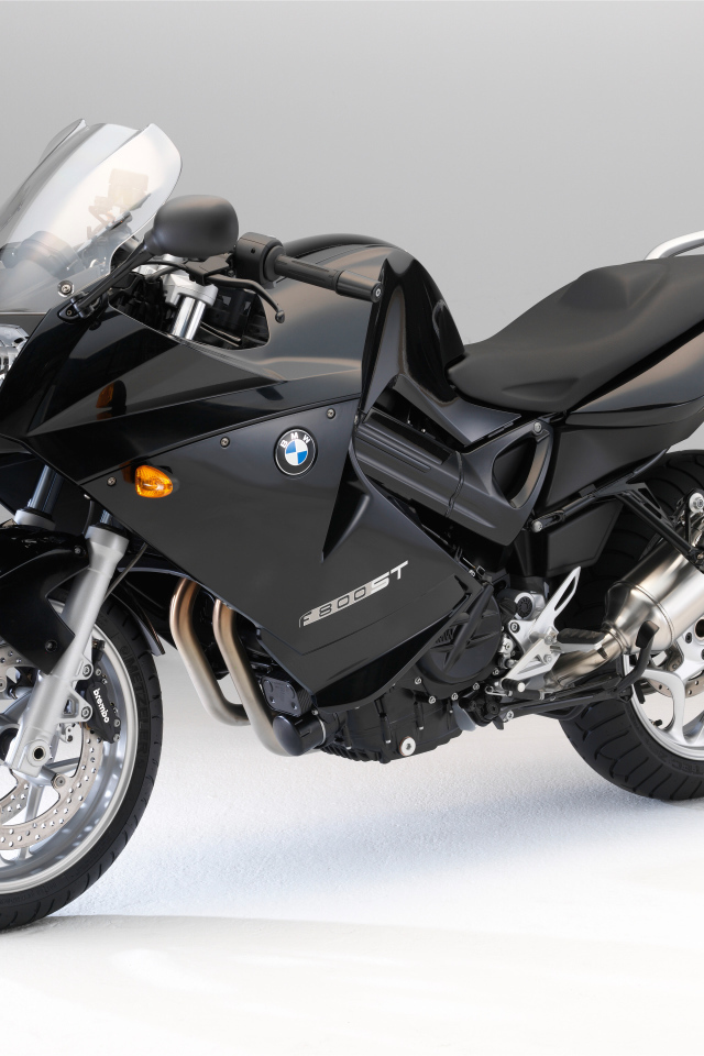 Черный мотоцикл BMW  F 800 ST на сером фоне крупным планом