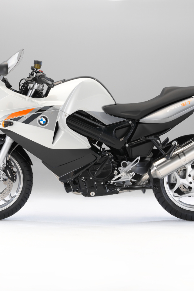 Серый мотоцикл BMW F 800 ST на сером фоне 