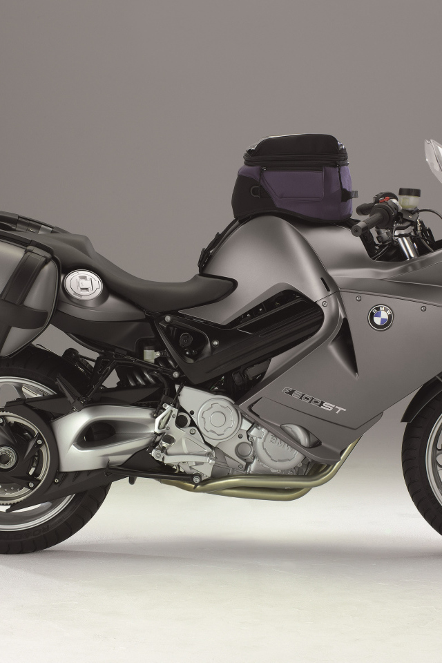Серый мотоцикл BMW  F 800 ST вид сбоку 