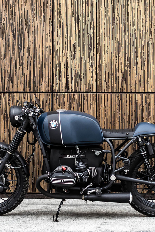 Мотоцикл Vagabund BMW R100R на фоне стены