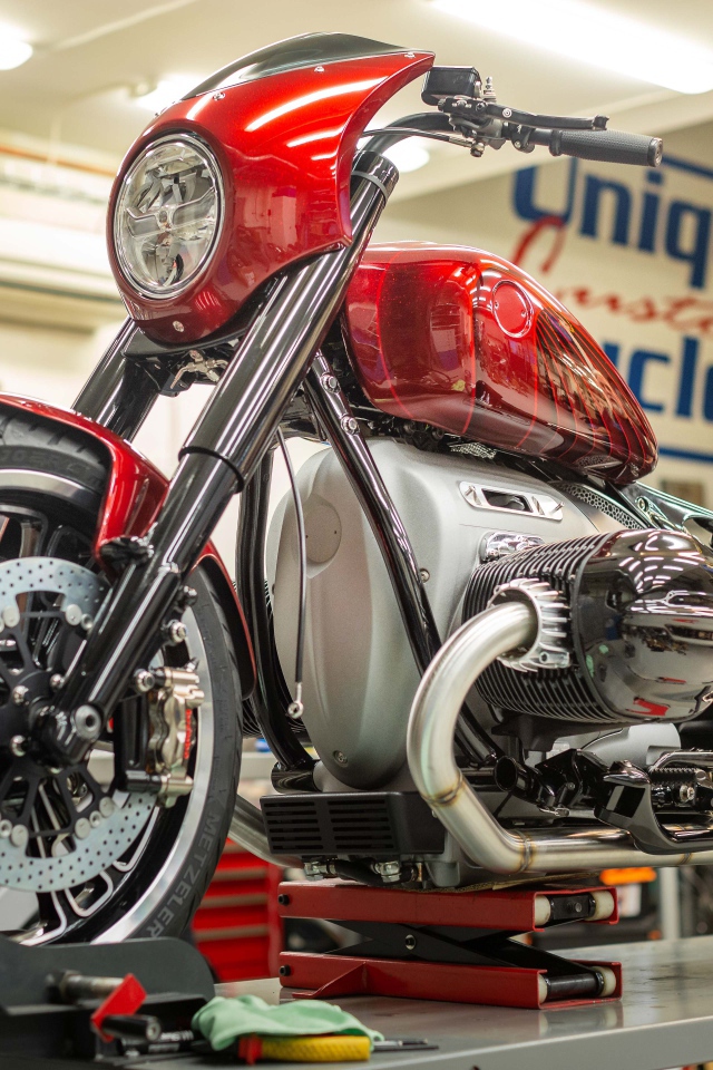 Новый красный мотоцикл BMW Concept R 18.2, 2021 года