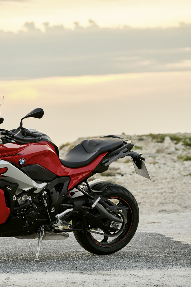 Красный мотоцикл BMW S 1000 XR на фоне заката 