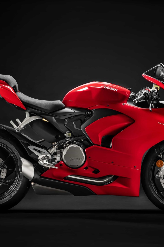 Красный мотоцикл Ducati Panigale v2, 2020 года на черном фоне