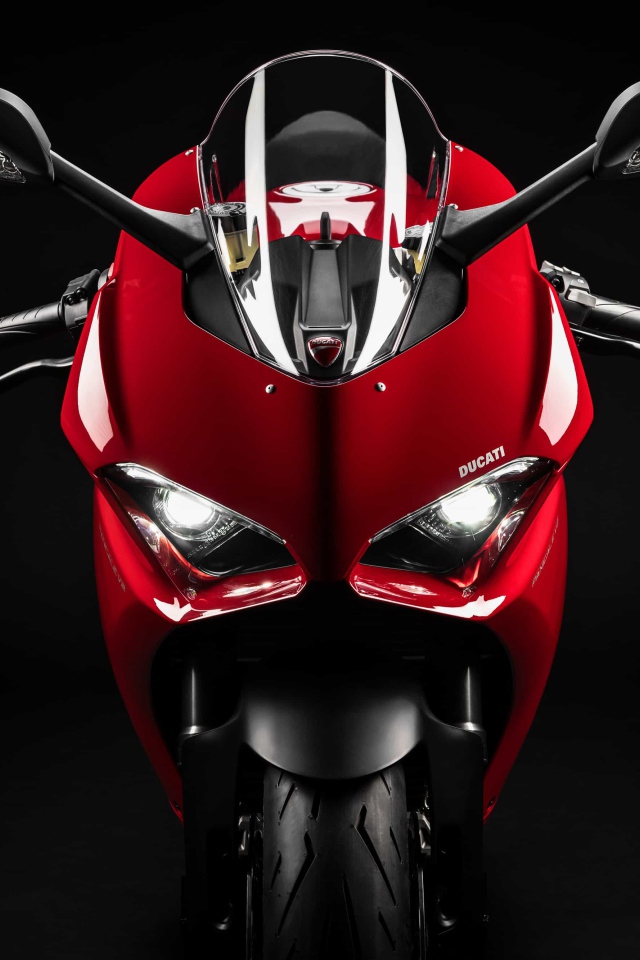 Красный мотоцикл Ducati Panigale v2 вид спереди
