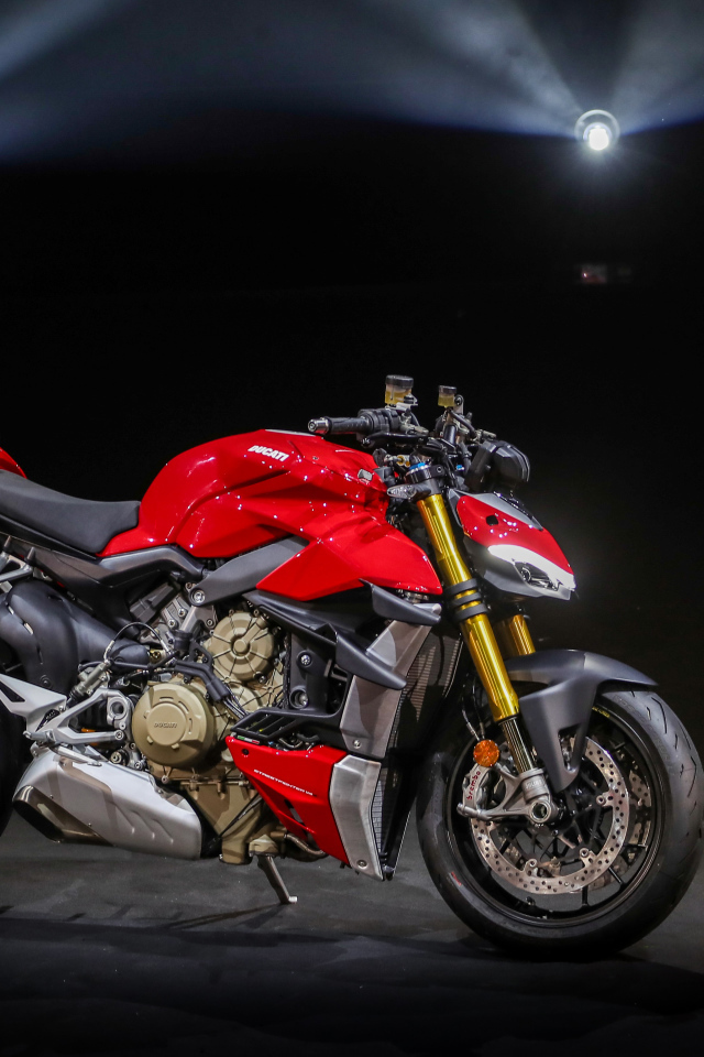 Стильный красный байк Ducati V4 Streetfighter, 2020 в свете софитов