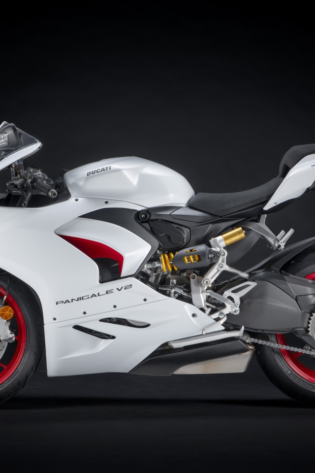 Белый мотоцикл Ducati Panigale v2 на черном фоне