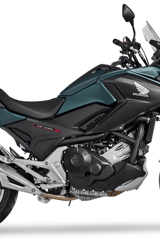 Мотоцикл Honda NC750X, 2021 года на белом фоне