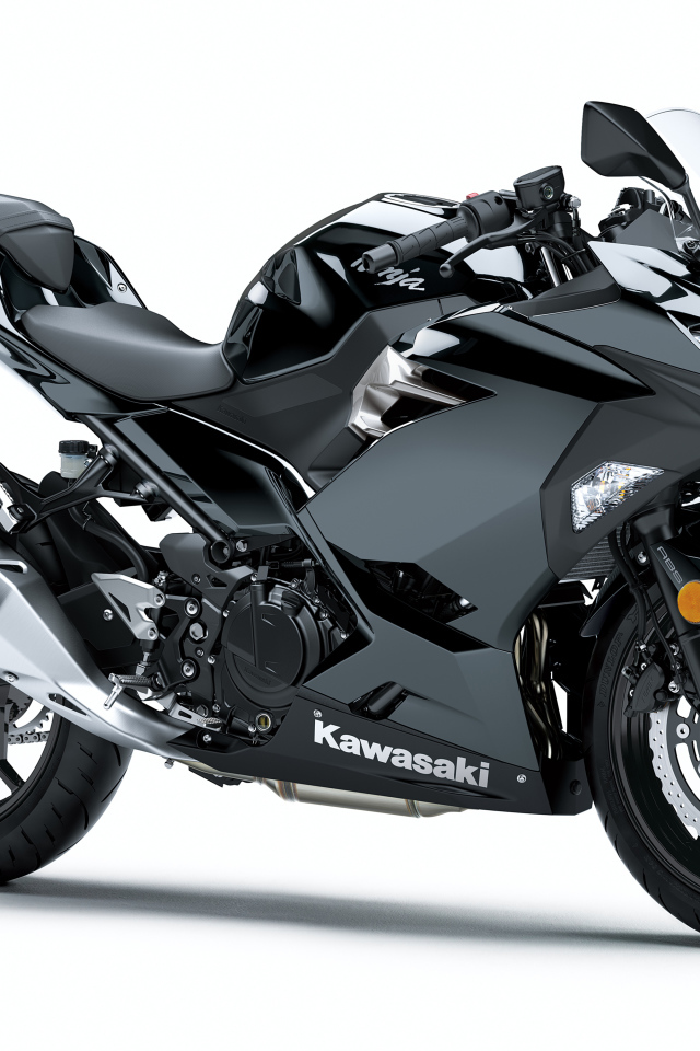 Большой мотоцикл Kawasaki Ninja 400 на белом фоне