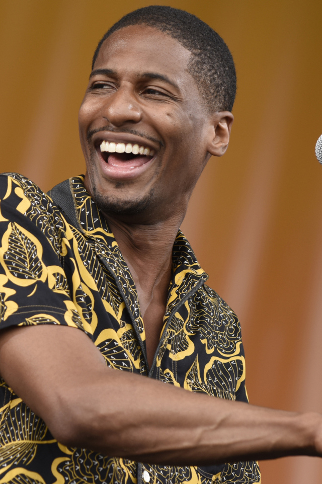 Американский музыкант Джонатан Батисте с микрофоном