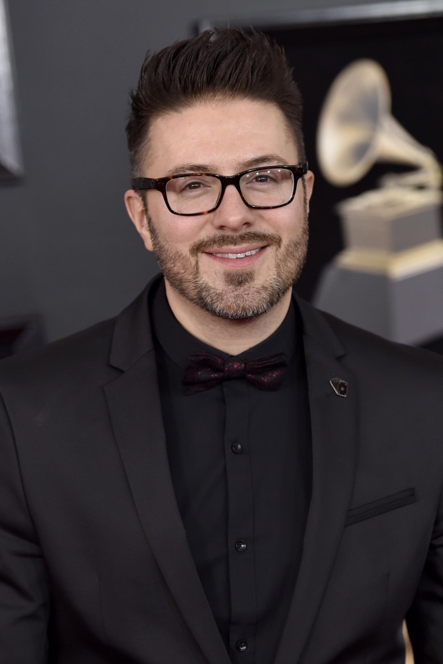 Американский певец Дэнни Гокей в костюме