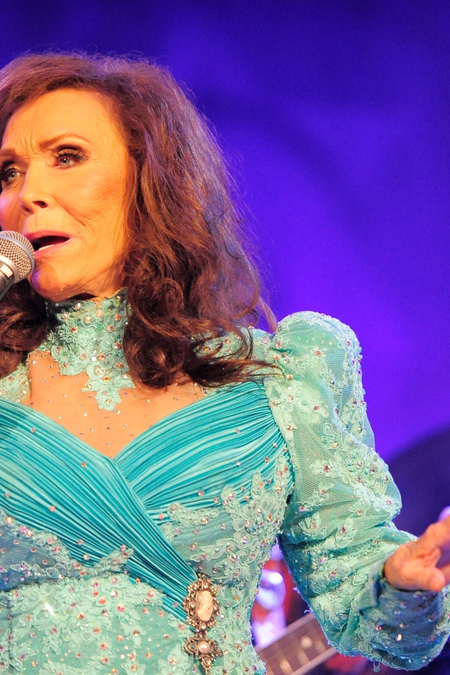 Американская певица Лоретта Линн в красивом платье